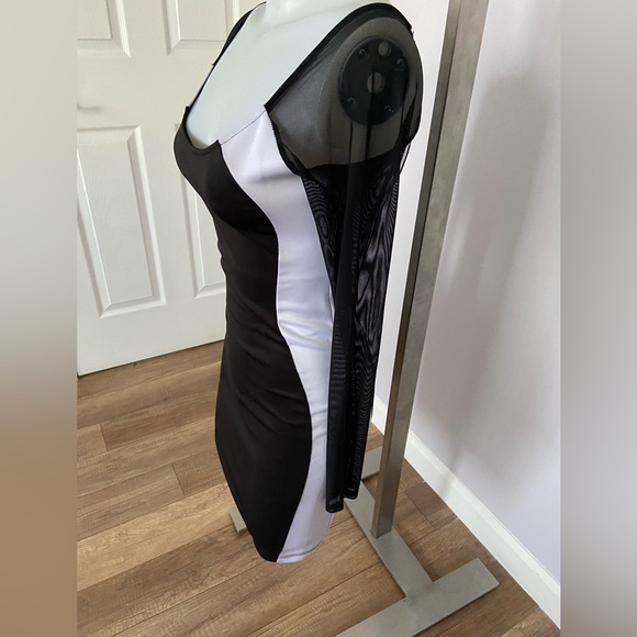 Dress with mesh sleeve 🦨 - Picture 2 of 7